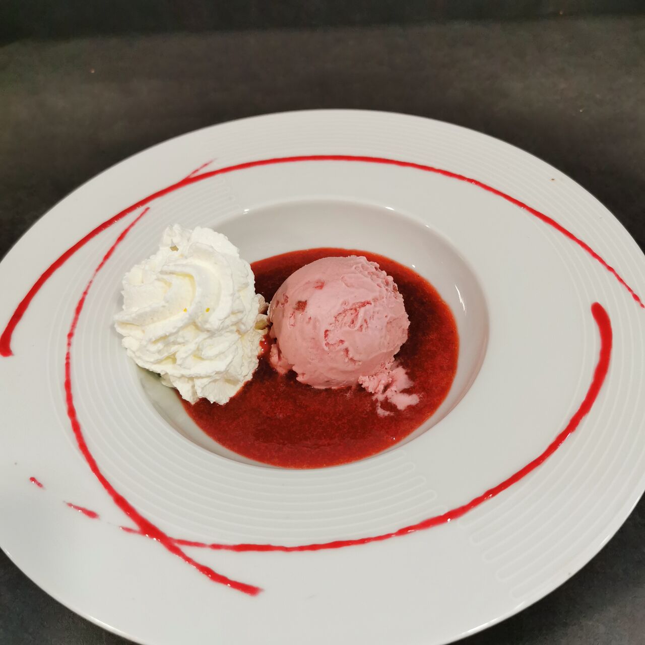Soupe de fraise, boule de glace à la dérive
