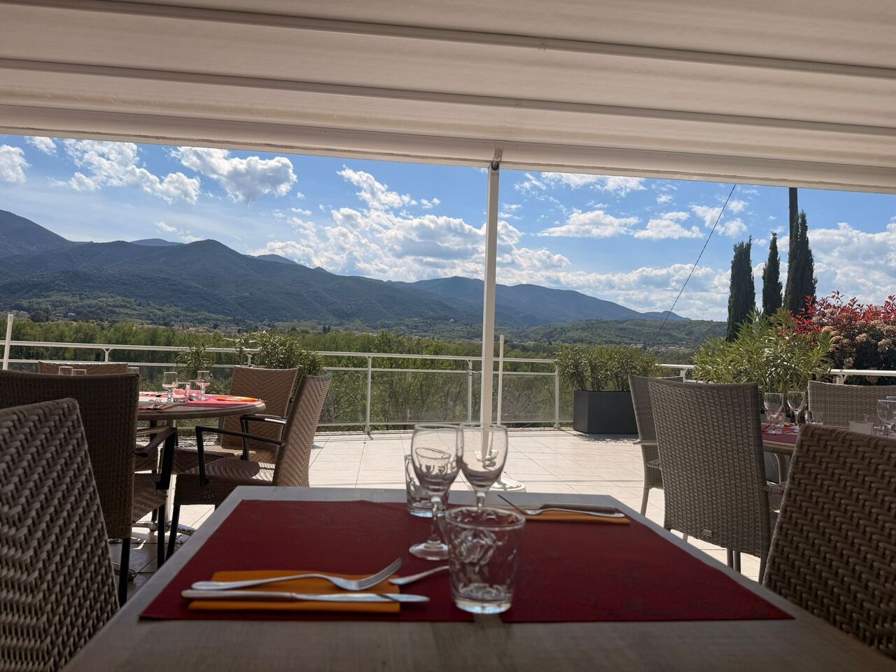 Terrasse, vue sur le Vallespir